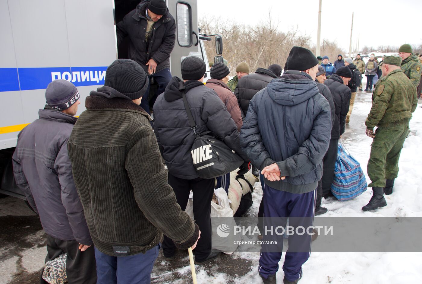 Передача заключенных Украине представителями ЛНР