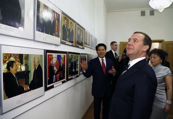 Премьер-министр РФ Д. Медведев посетил посольство КНР в Москве