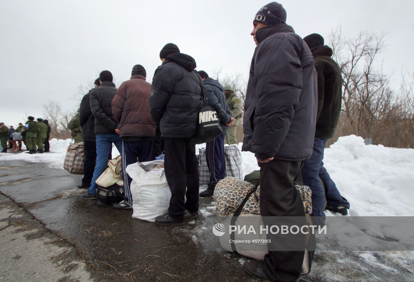 Передача заключенных Украине представителями ЛНР