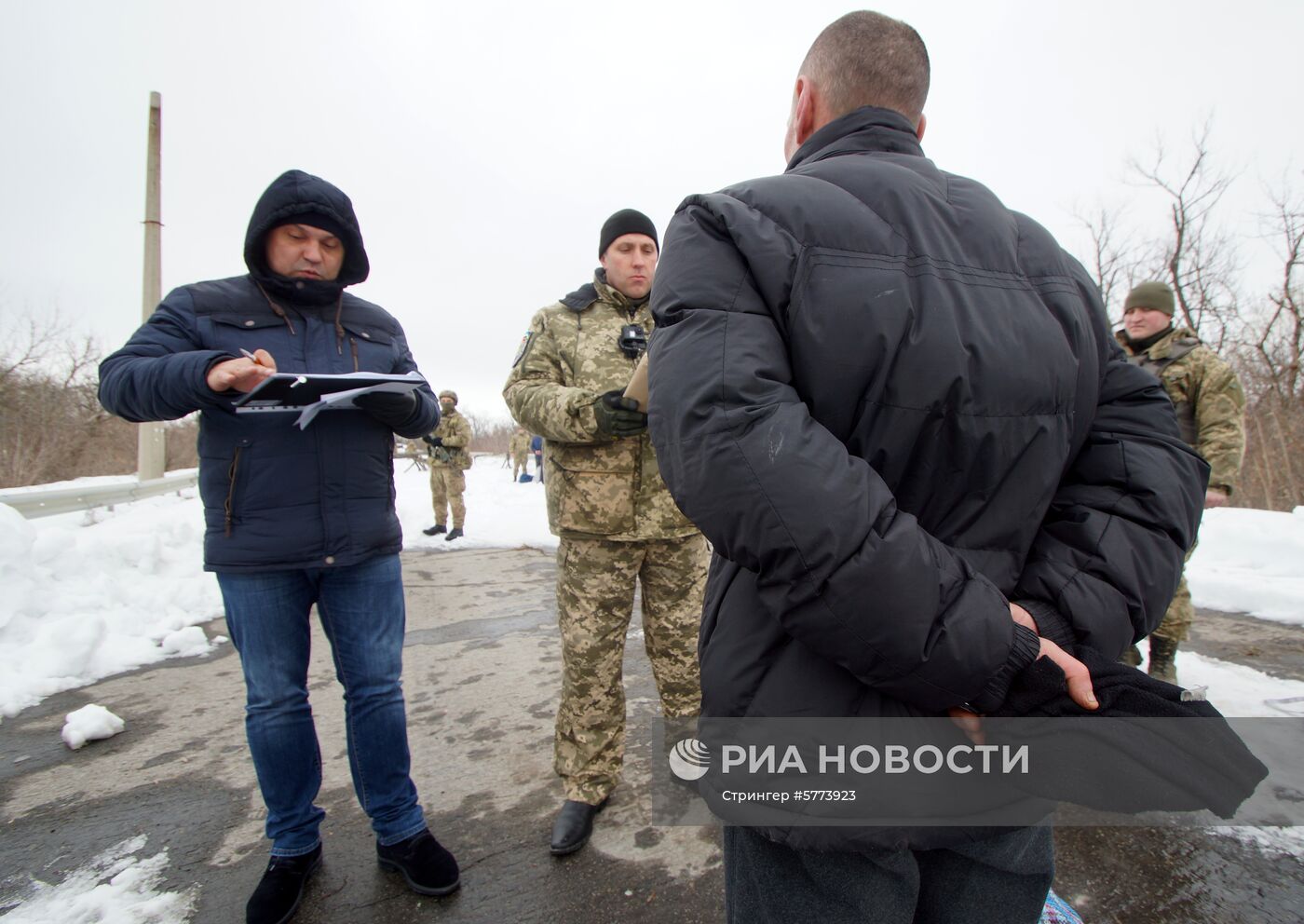 Передача заключенных Украине представителями ЛНР