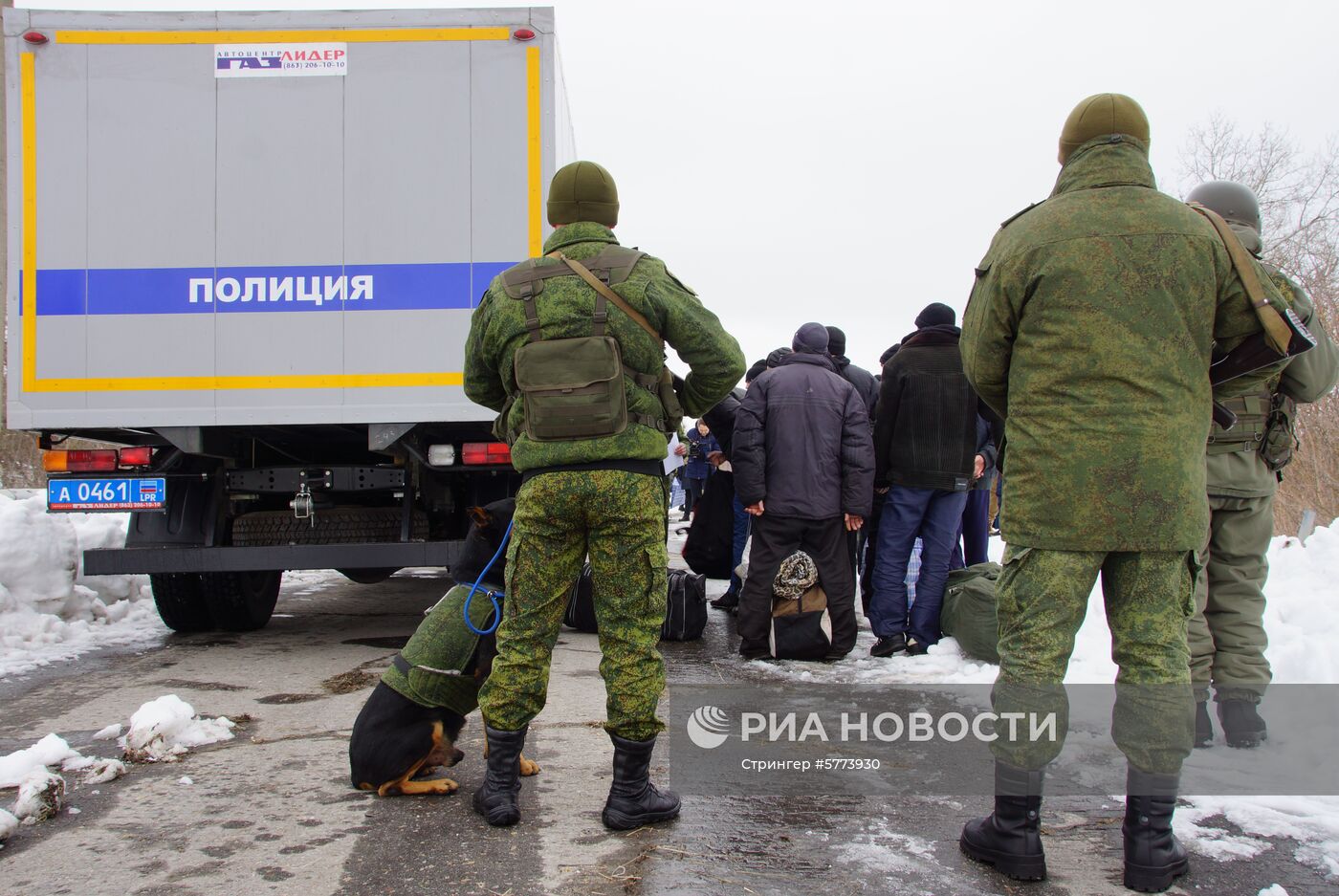 Передача заключенных Украине представителями ЛНР