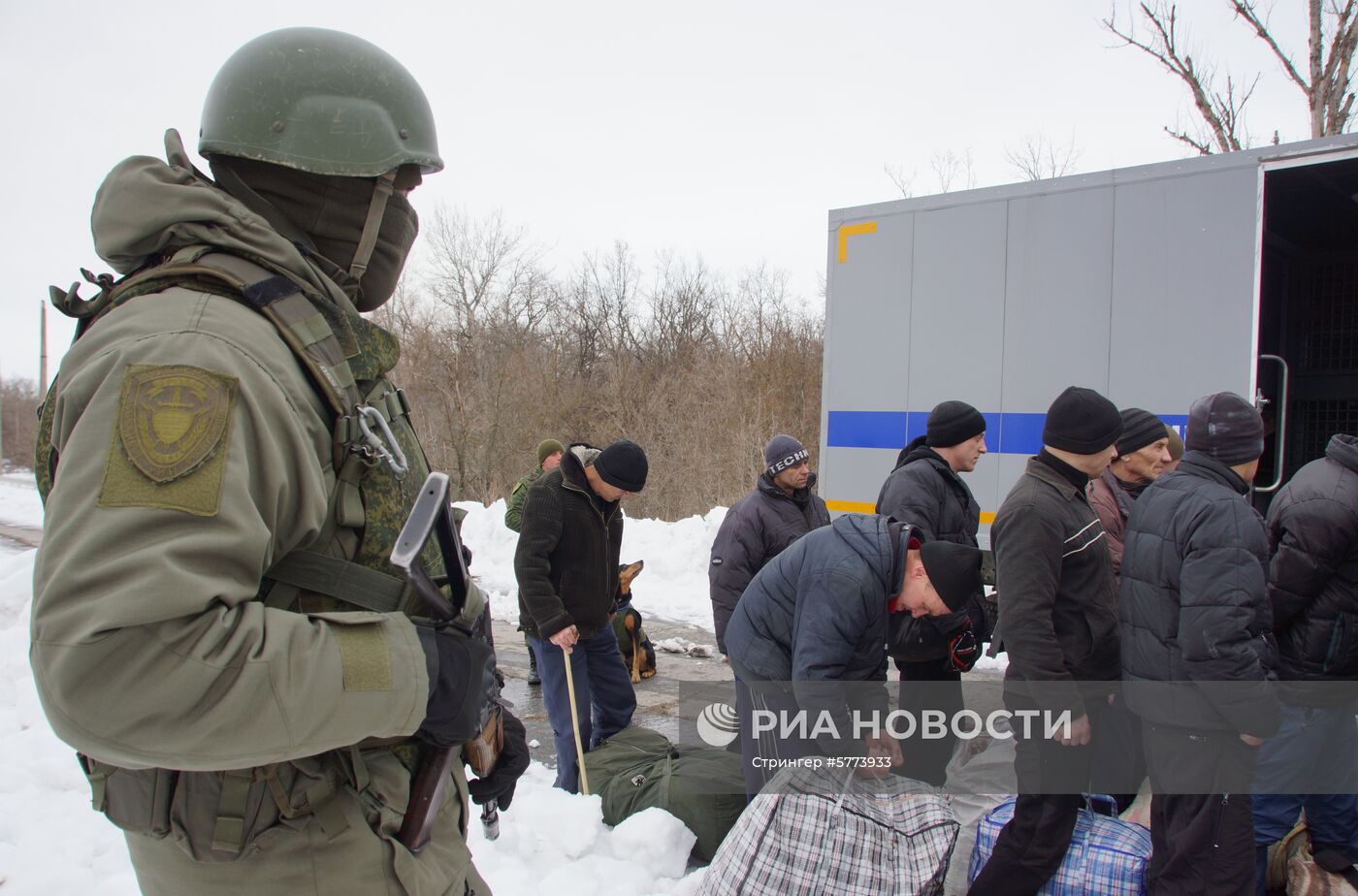 Передача заключенных Украине представителями ЛНР