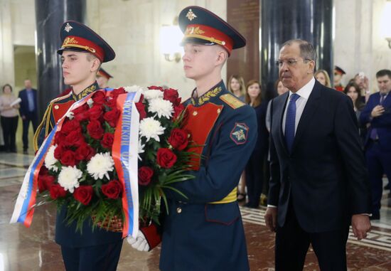 Глава МИД РФ С. Лавров возложил цветы к памятным доскам 