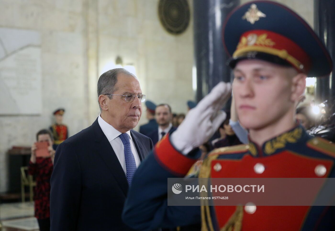 Глава МИД РФ С. Лавров возложил цветы к памятным доскам