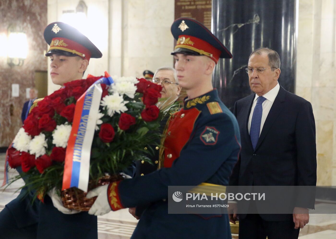 Глава МИД РФ С. Лавров возложил цветы к памятным доскам 