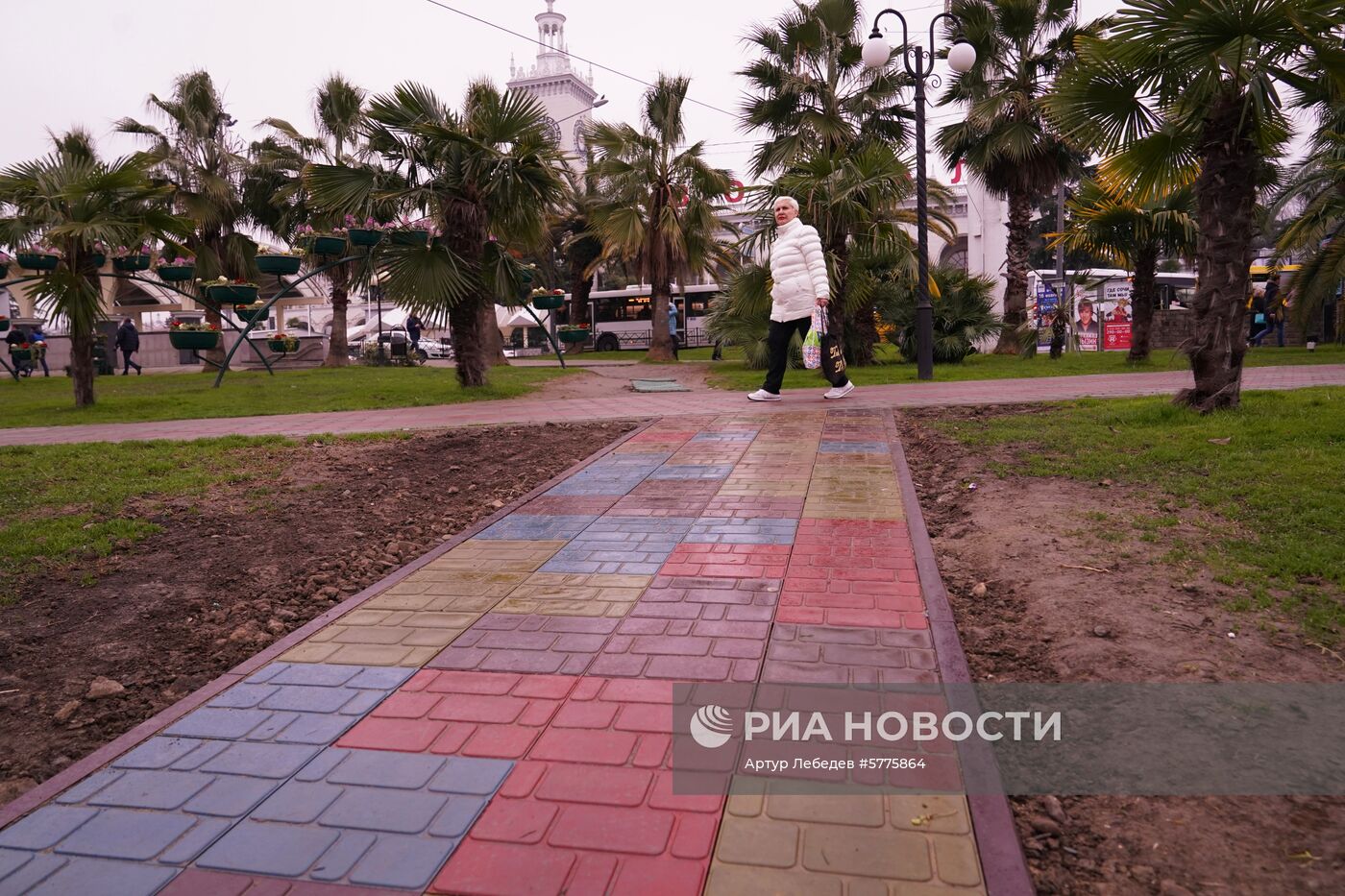 В Сочи выложили тротуар из переработанных пластиковых бутылок