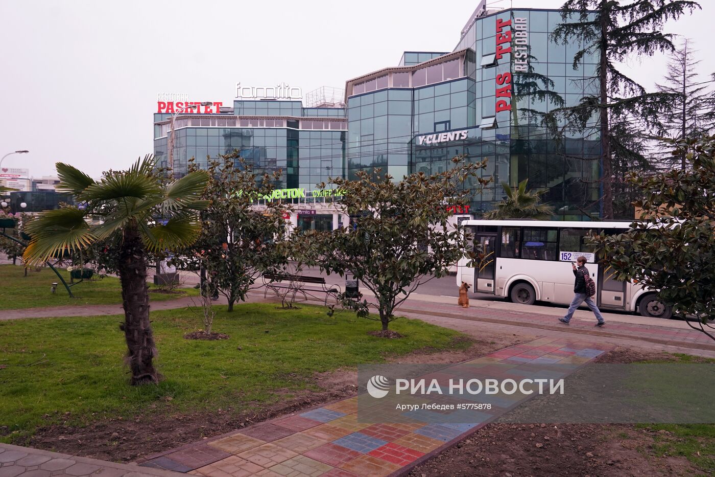 В Сочи выложили тротуар из переработанных пластиковых бутылок