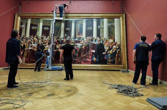 Демонтаж картины И. Репина для отправки на выставку в Третьяковскую галерею