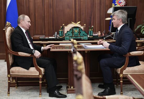 Президент РФ В. Путин встретился с министром спорта РФ П. Колобковым
