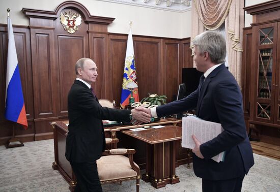 Президент РФ В. Путин встретился с министром спорта РФ П. Колобковым
