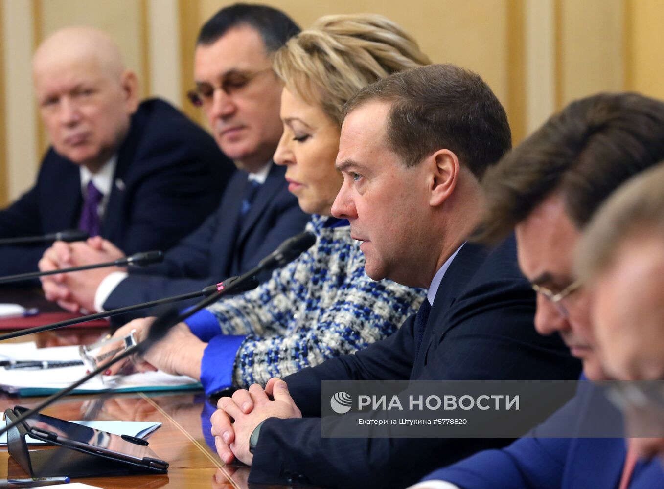 Премьер-министр РФ Д. Медведев провел встречу с членами Совета палаты Совета Федерации РФ