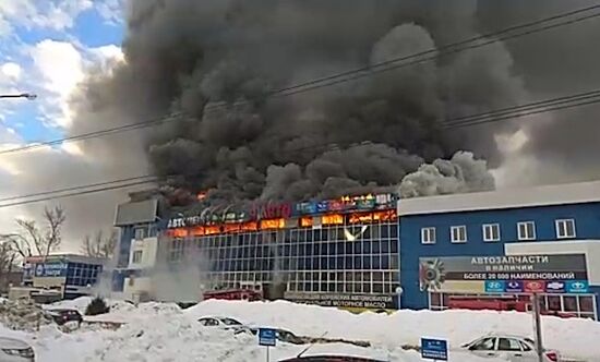 Пожар в здании автоцентра в Уфе