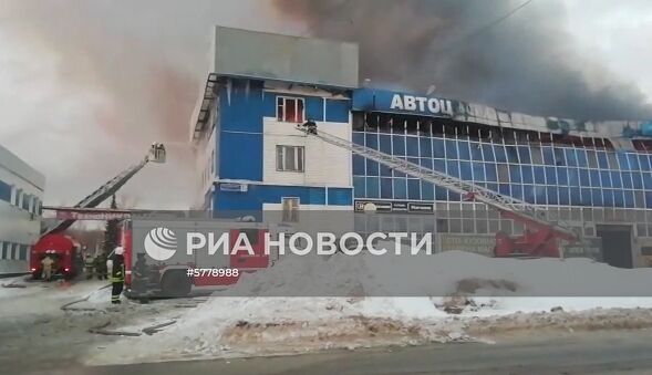 Пожар в здании автоцентра в Уфе