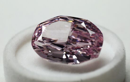 Показ бриллиантов компании "Алроса"