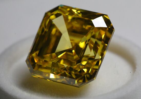 Показ бриллиантов компании "Алроса"