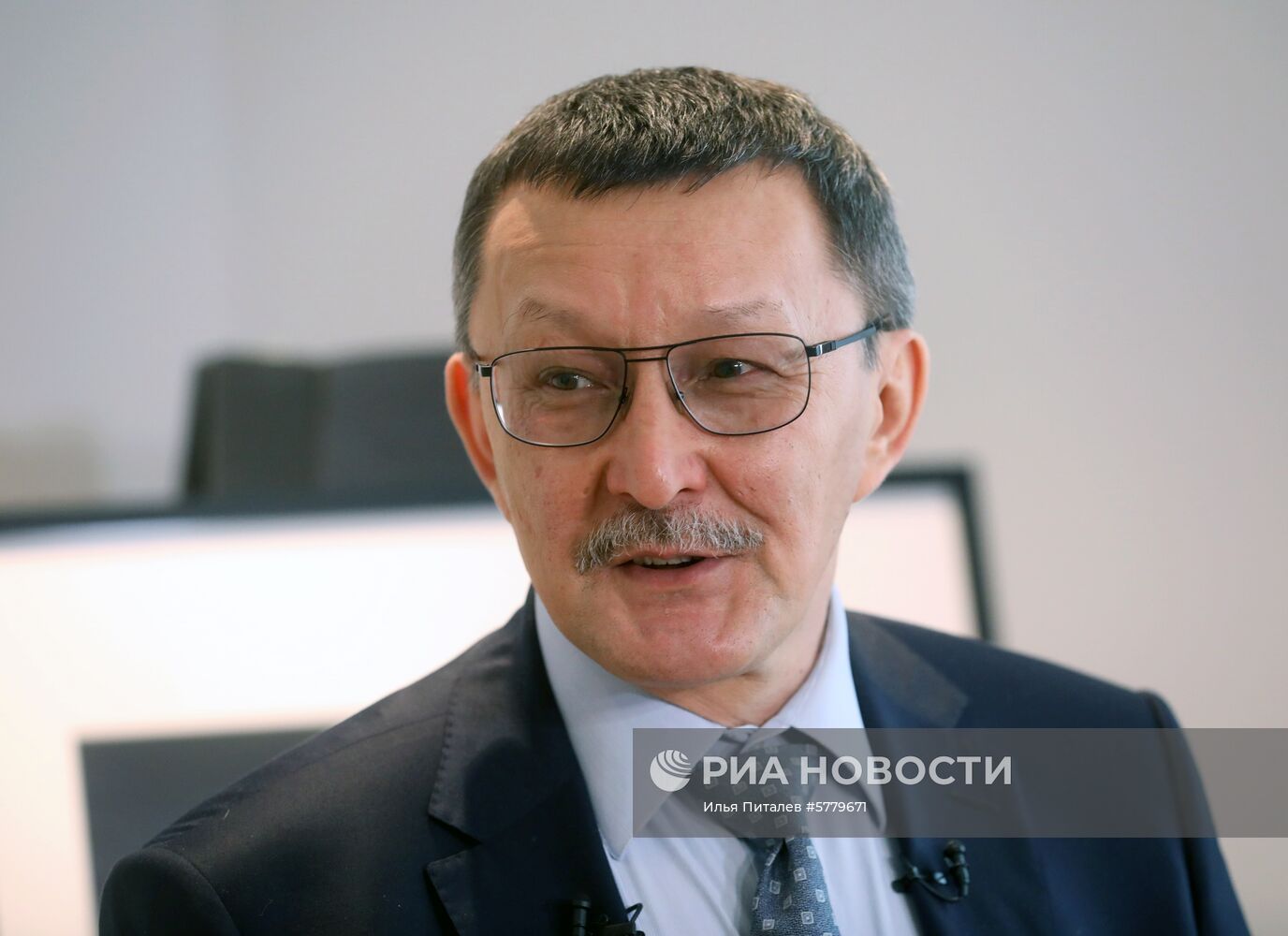 Показ бриллиантов компании "Алроса"