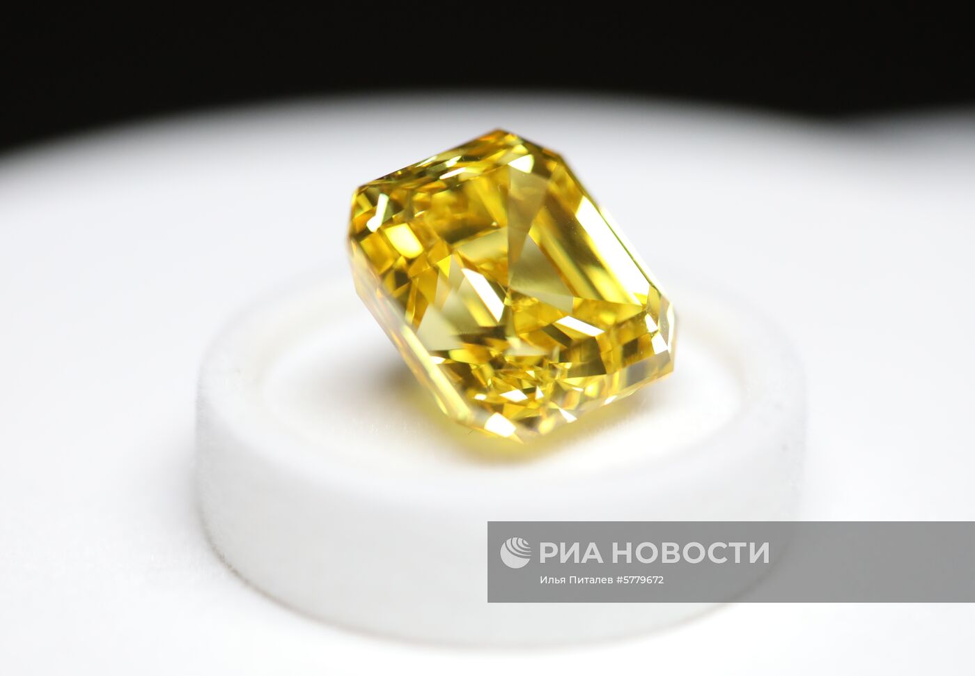 Показ бриллиантов компании "Алроса"