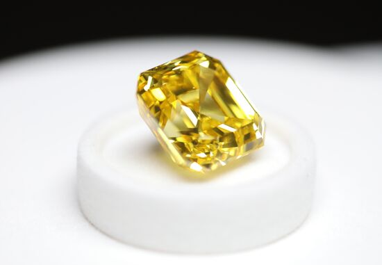 Показ бриллиантов компании "Алроса"