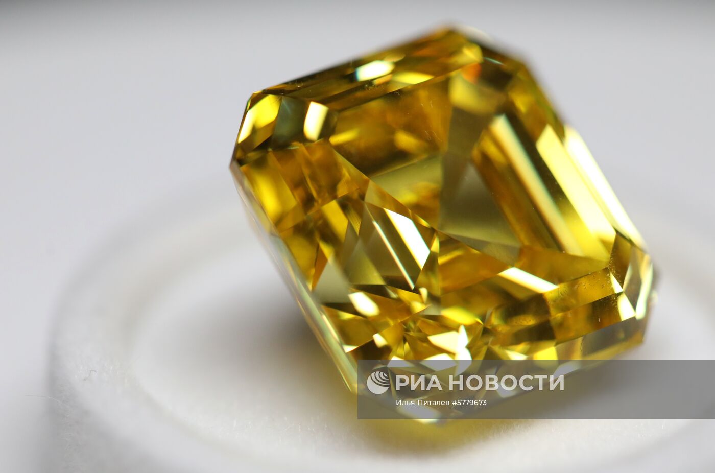 Показ бриллиантов компании "Алроса"