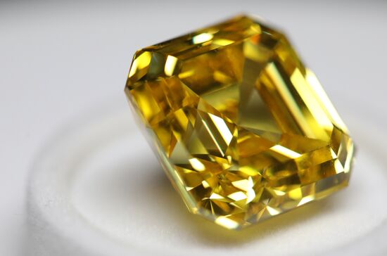 Показ бриллиантов компании "Алроса"