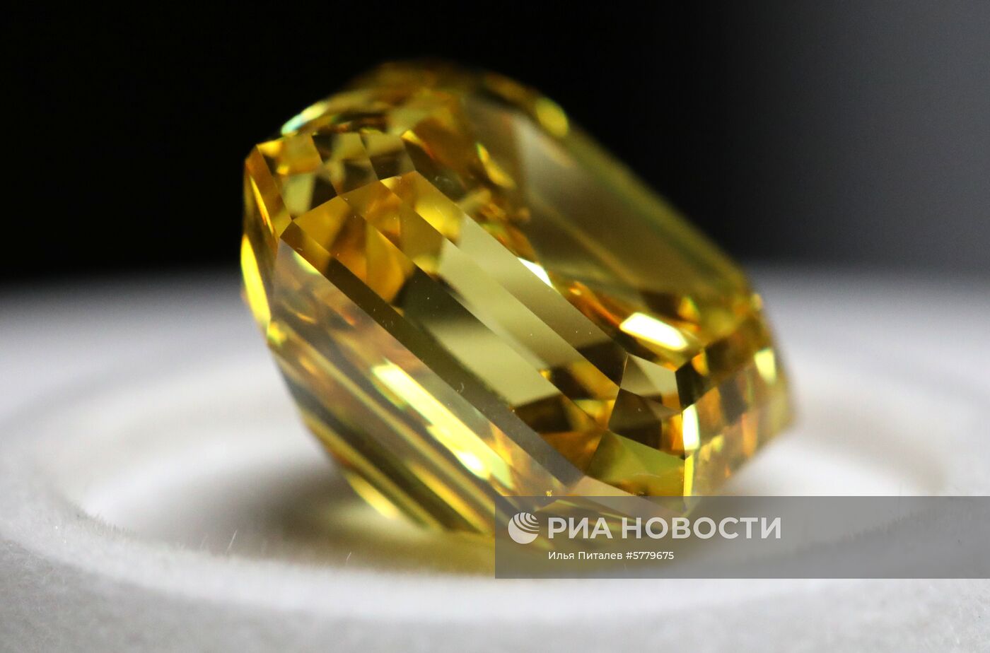 Показ бриллиантов компании "Алроса"