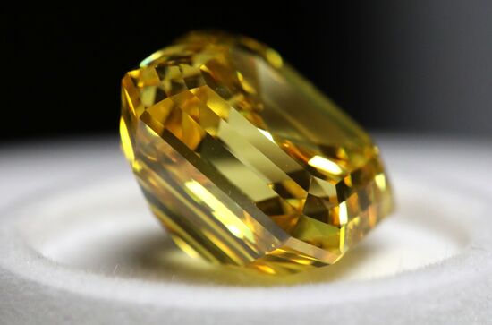 Показ бриллиантов компании "Алроса"