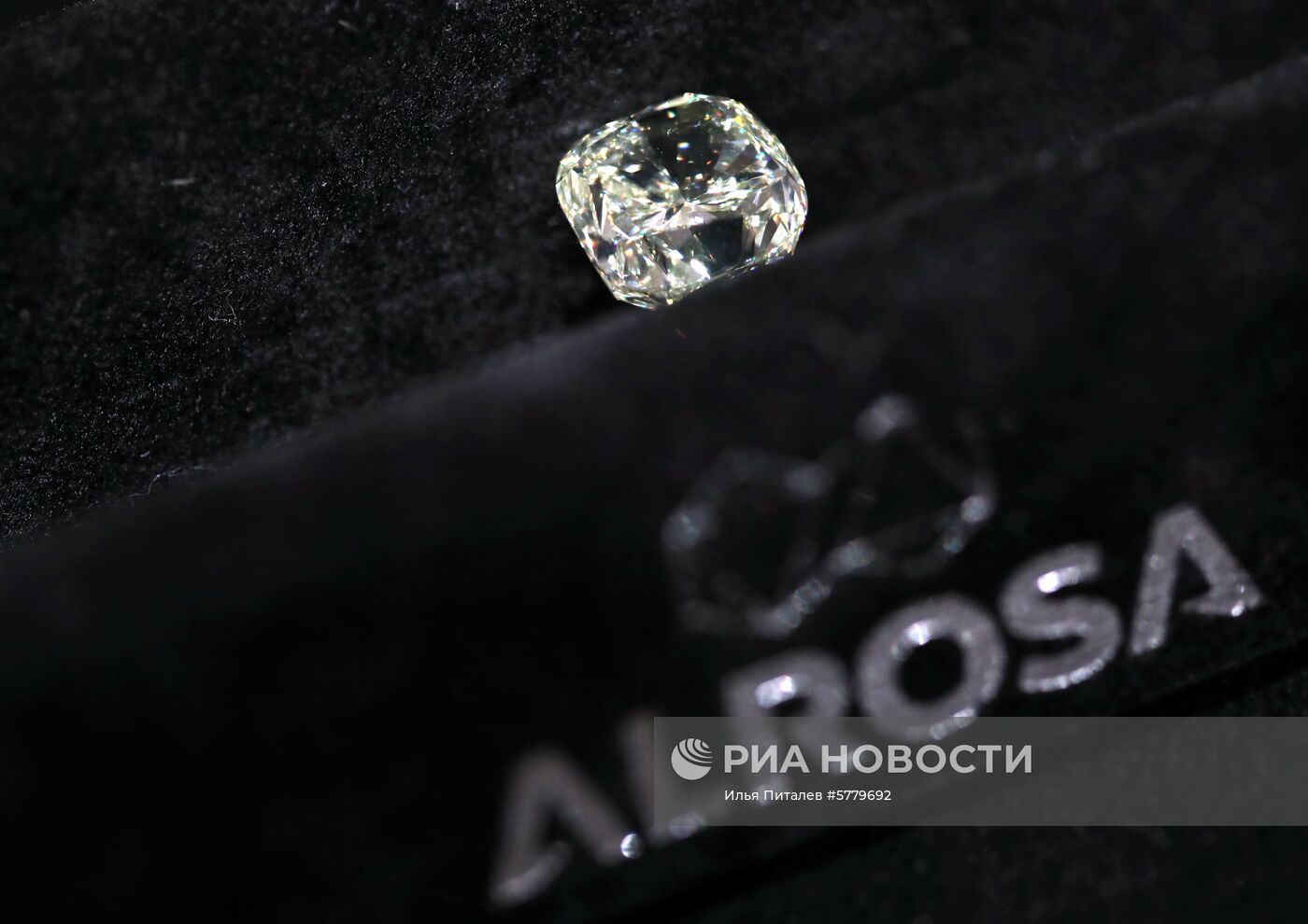 Показ бриллиантов компании "Алроса"