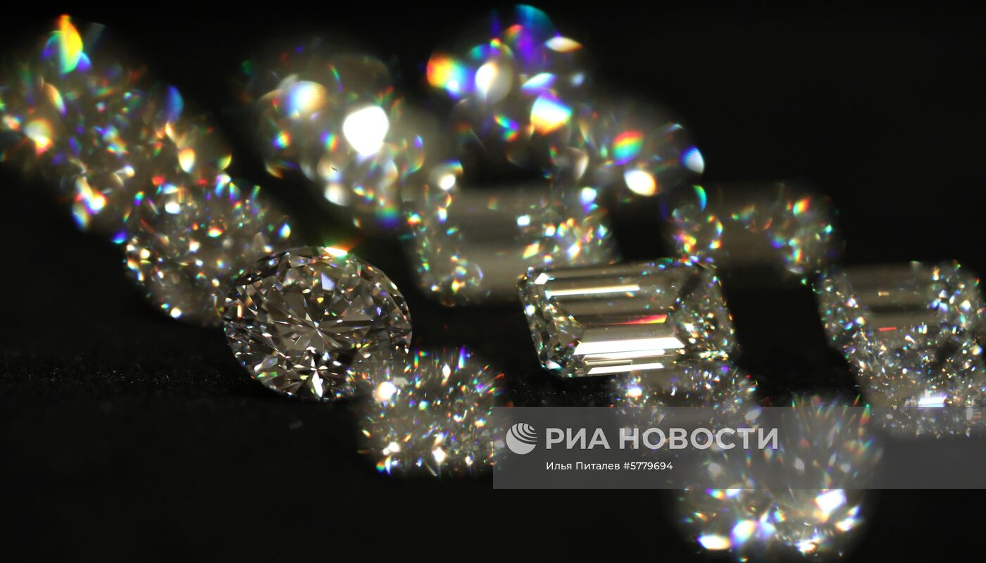 Показ бриллиантов компании "Алроса"