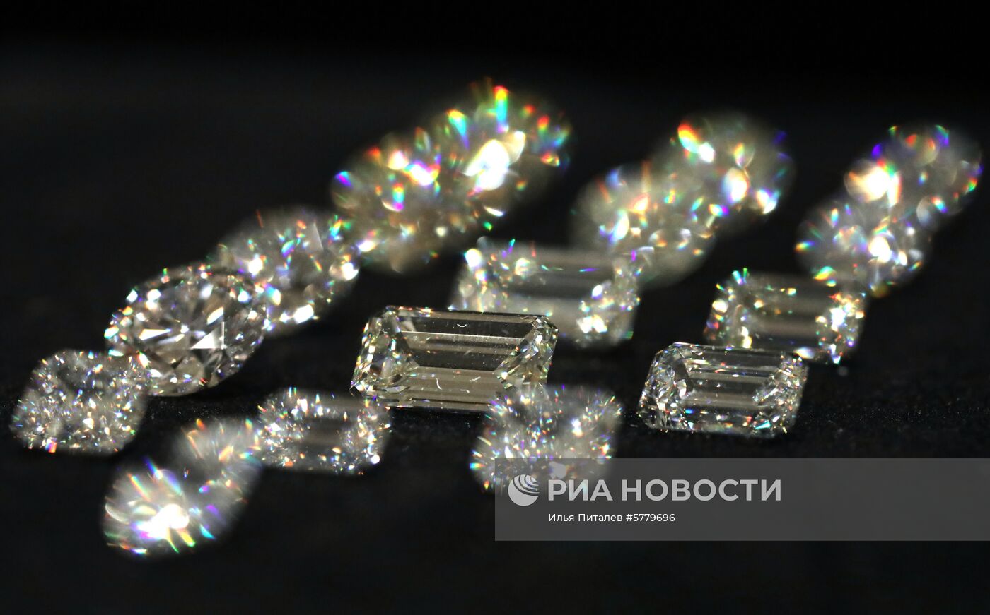 Показ бриллиантов компании "Алроса"