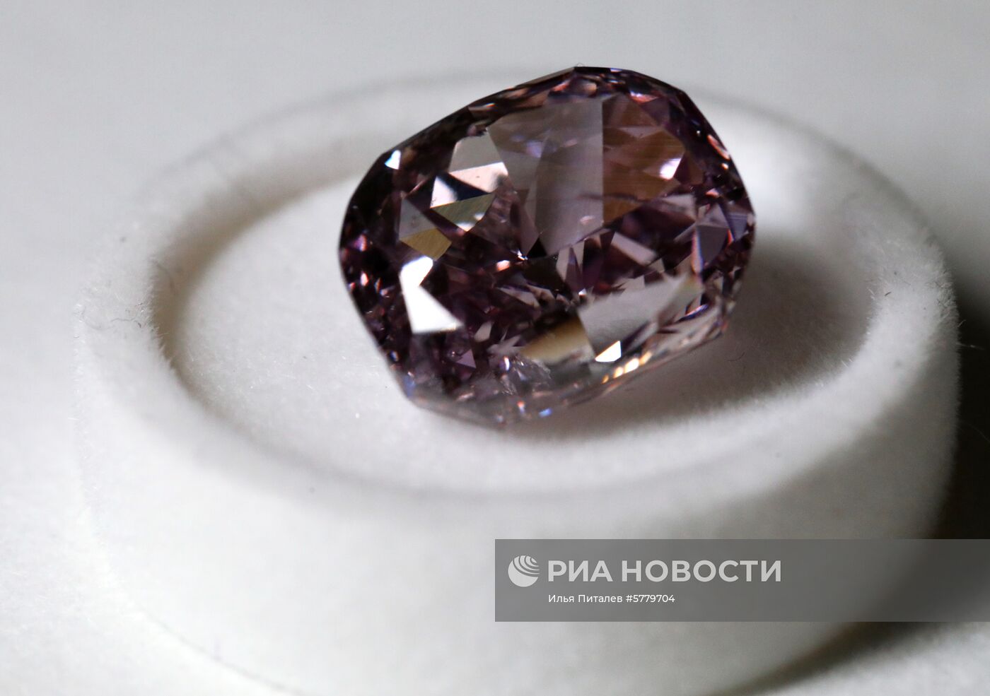 Показ бриллиантов компании "Алроса"