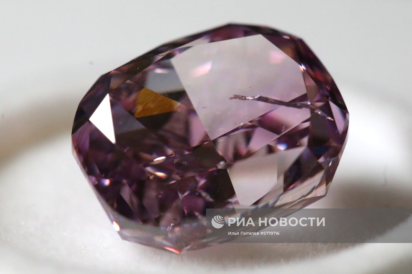 Показ бриллиантов компании "Алроса"