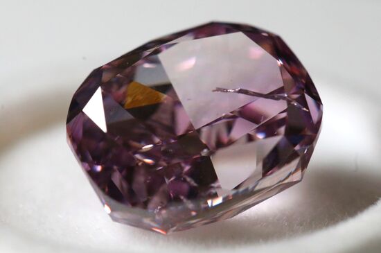 Показ бриллиантов компании "Алроса"