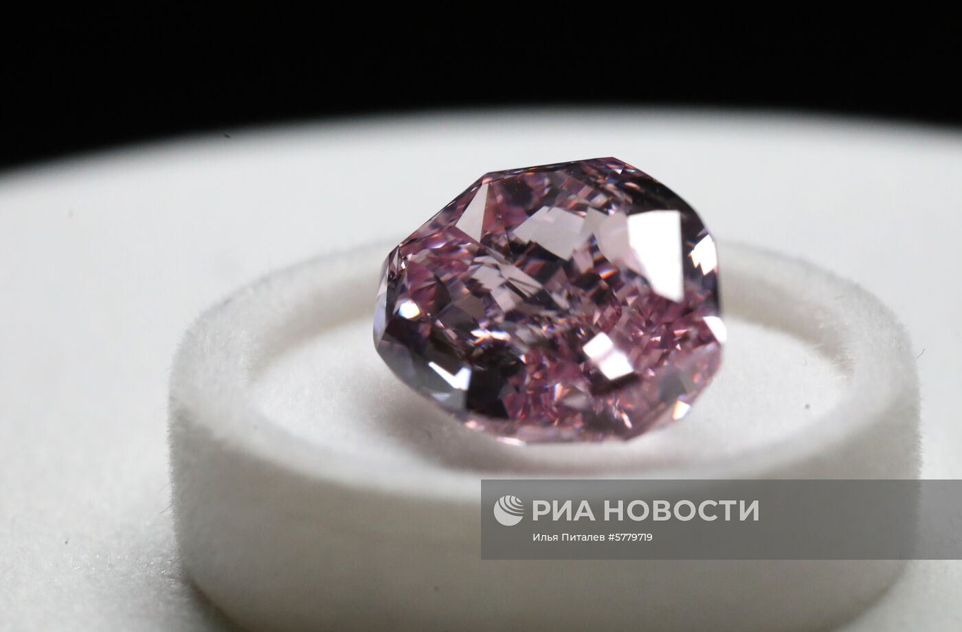 Показ бриллиантов компании "Алроса"