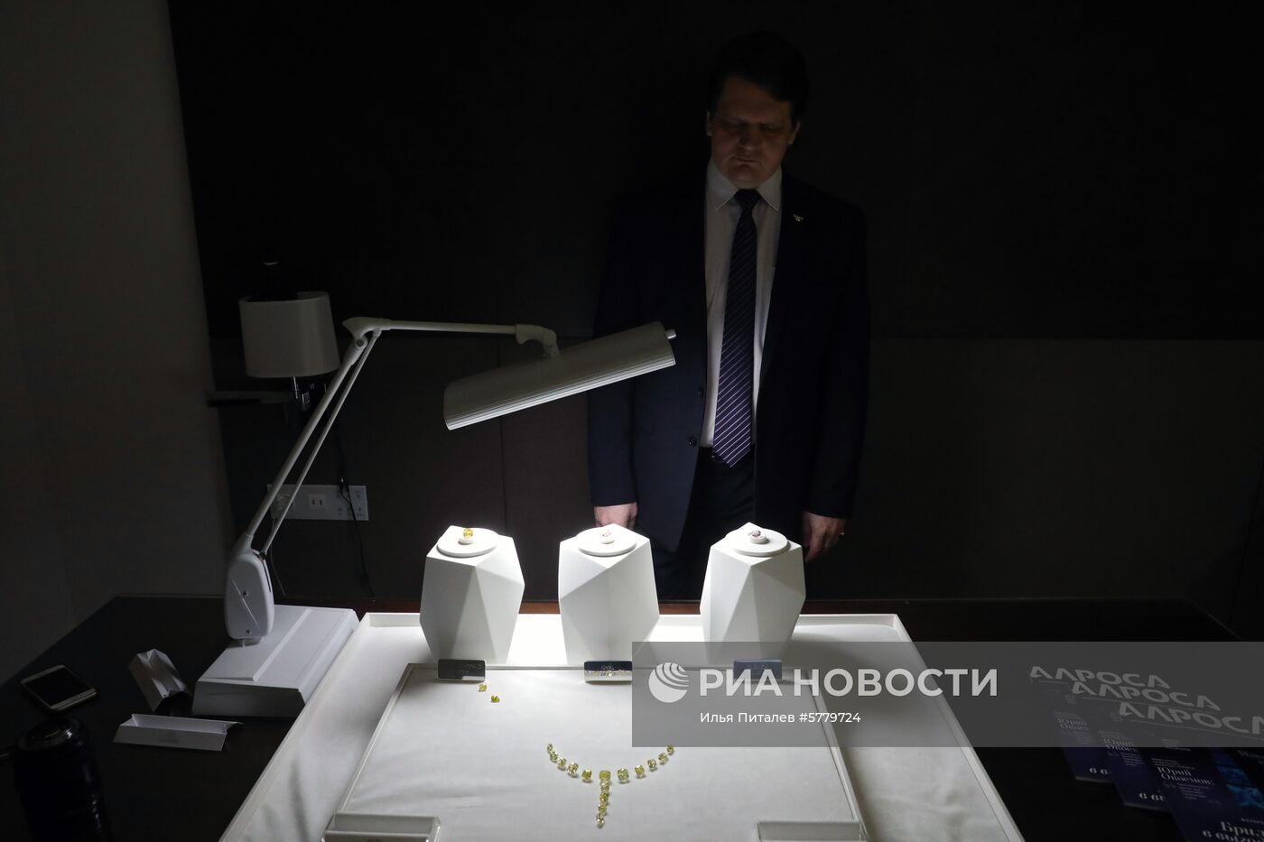 Показ бриллиантов компании "Алроса"