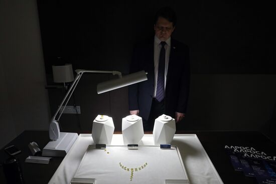 Показ бриллиантов компании "Алроса"