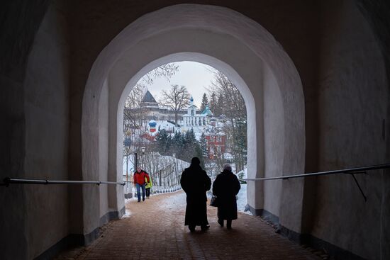 Города России. Псков, Изборск, Печоры