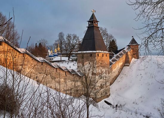 Города России. Псков, Изборск, Печоры