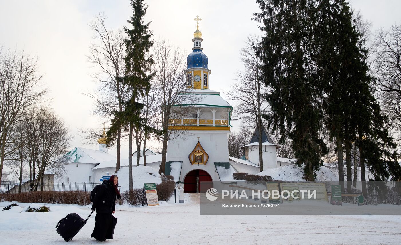 Города России. Псков, Изборск, Печоры