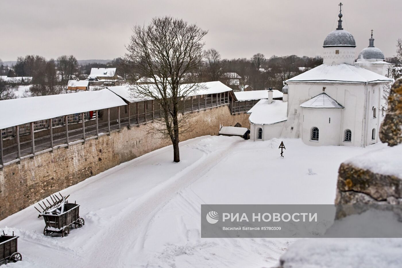 Города России. Псков, Изборск, Печоры
