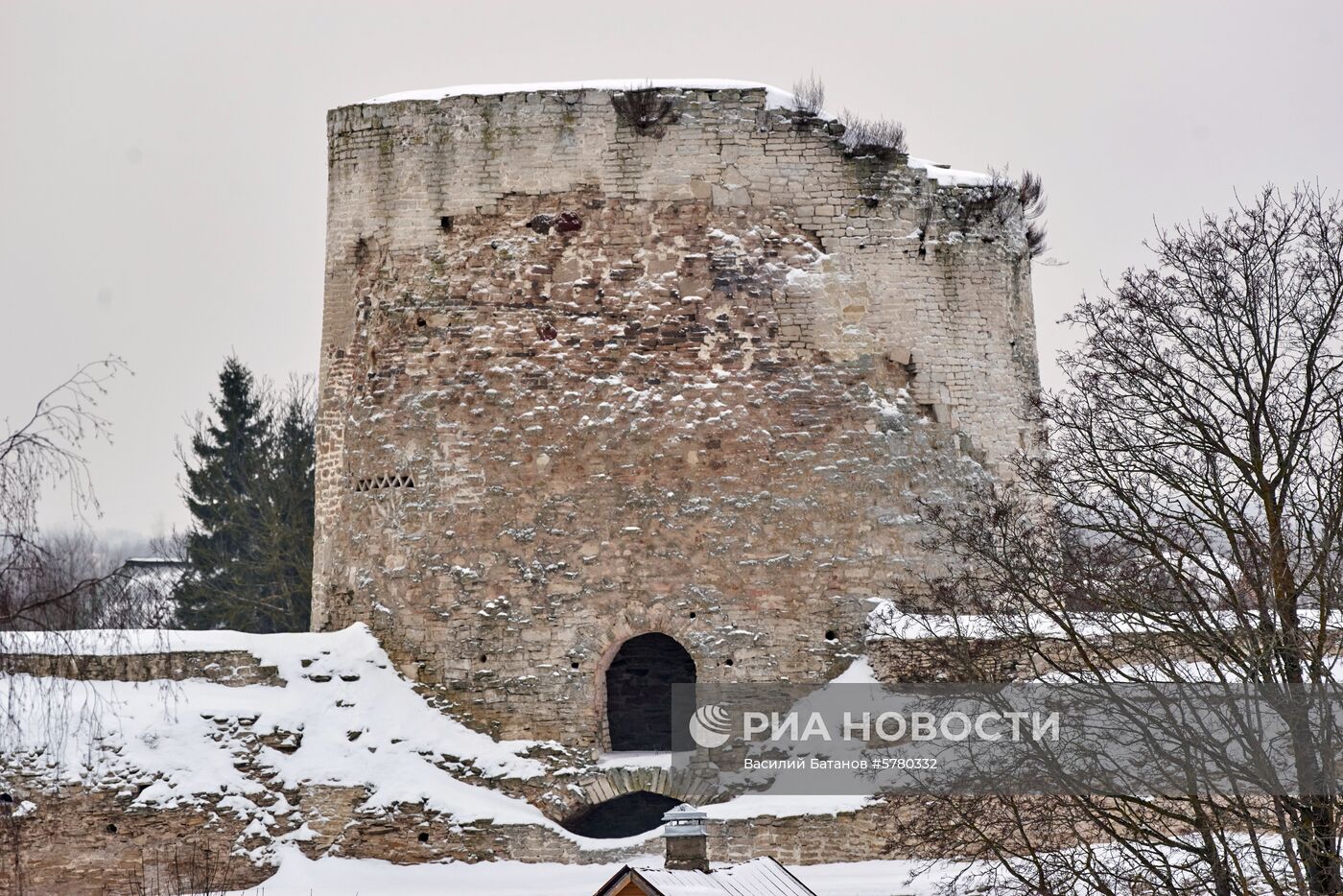 Города России. Псков, Изборск, Печоры