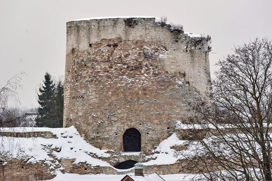 Города России. Псков, Изборск, Печоры