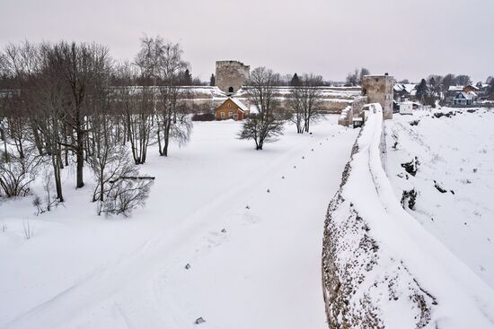 Города России. Псков, Изборск, Печоры
