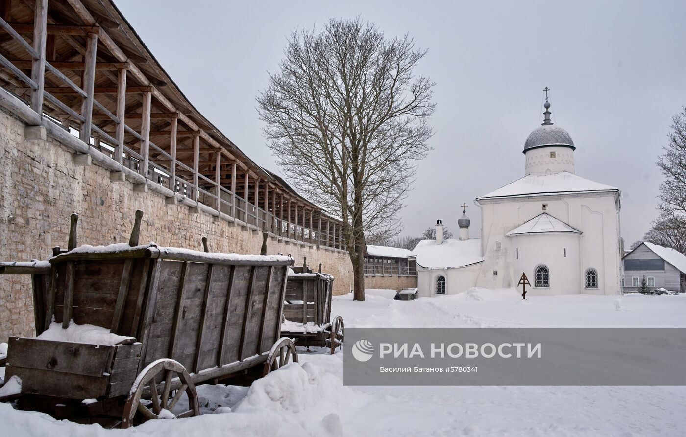 Города России. Псков, Изборск, Печоры