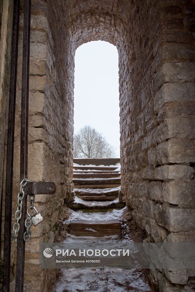 Города России. Псков, Изборск, Печоры