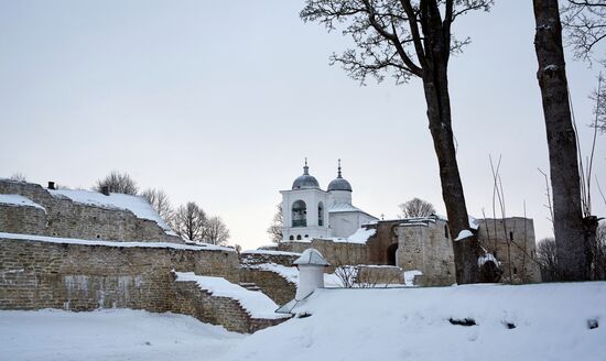 Города России. Псков, Изборск, Печоры