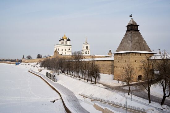 Города России. Псков, Изборск, Печоры