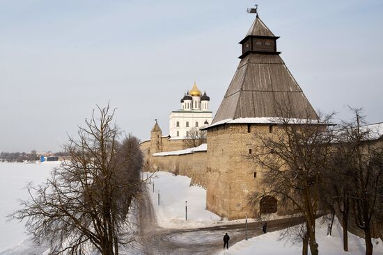 Города России. Псков, Изборск, Печоры