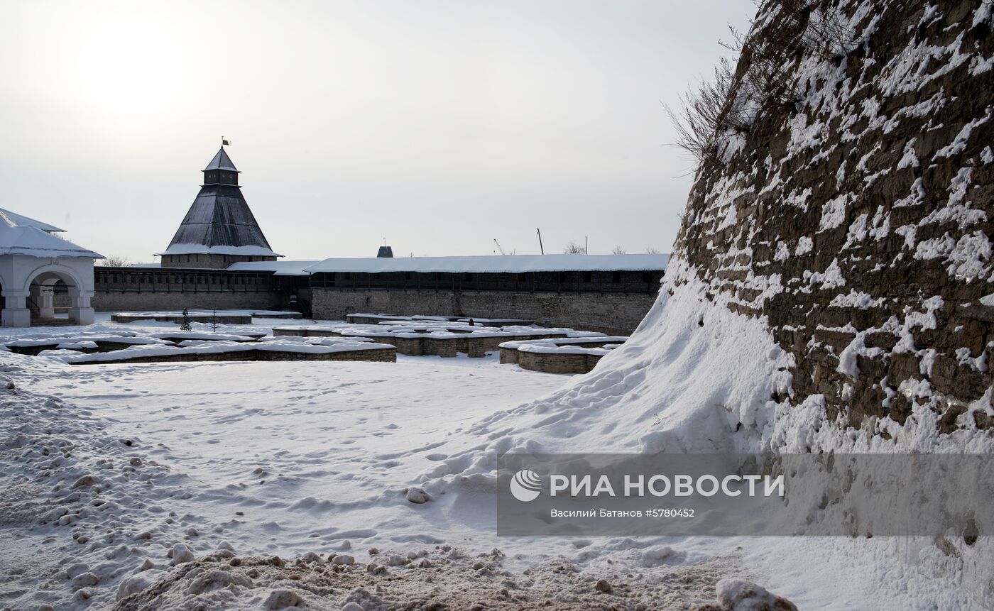 Города России. Псков, Изборск, Печоры