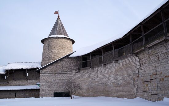 Города России. Псков, Изборск, Печоры