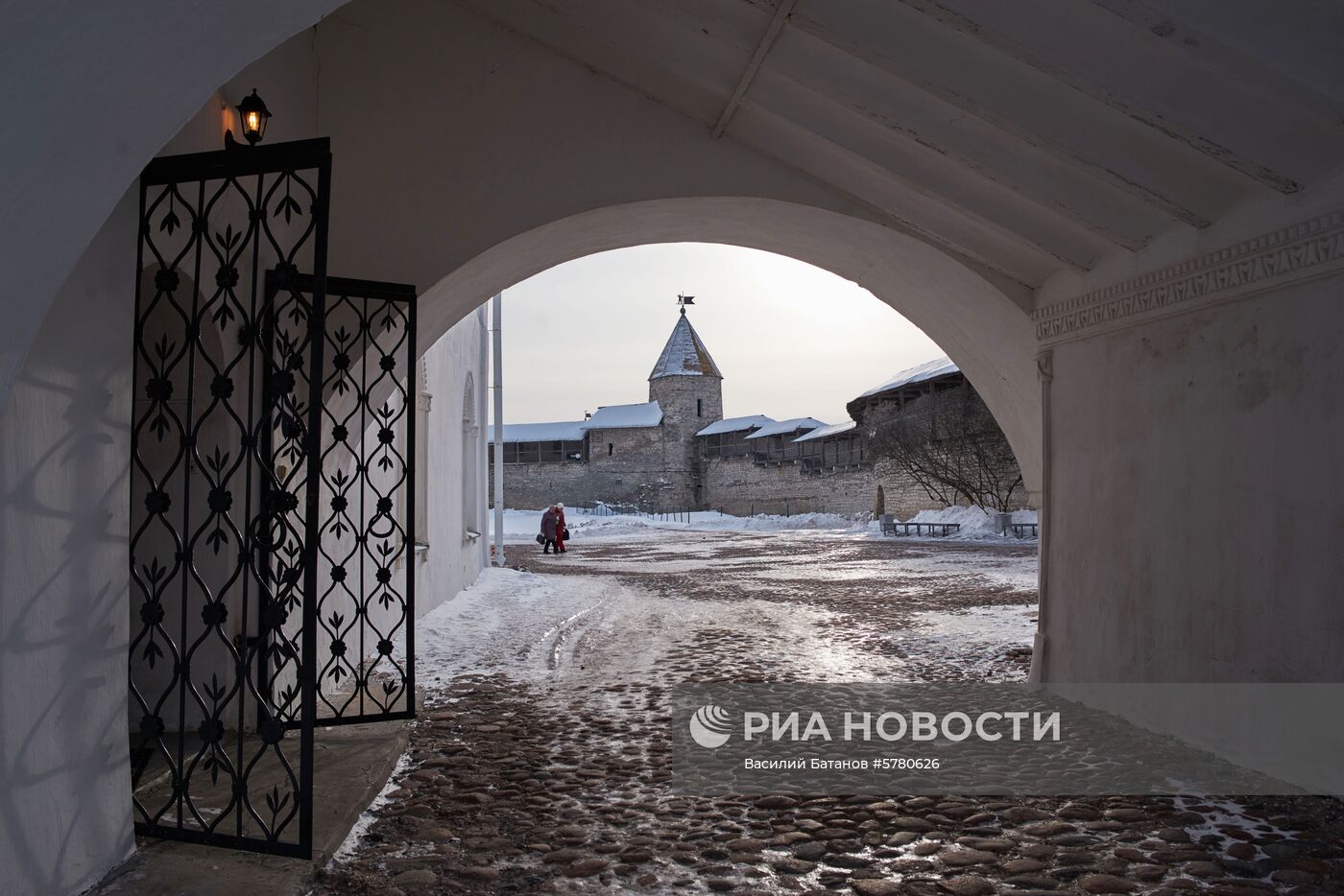 Города России. Псков, Изборск, Печоры